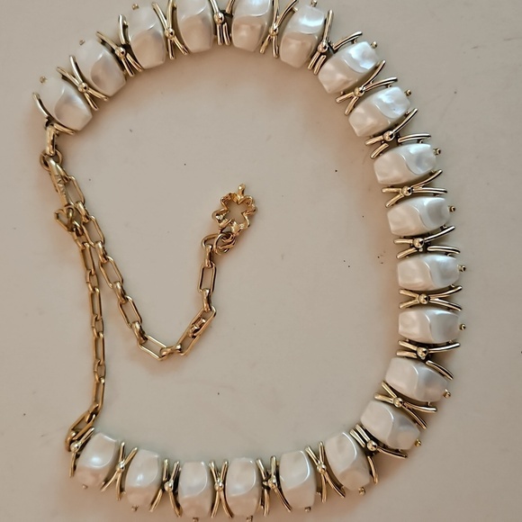 Vintage STAR Brand Goldtone & White Pearlized 4 Piece Jewelry Set - Picture 7 of 13